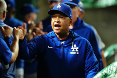 ロバーツ監督、盗塁で膝を負傷した大谷翔平に「賢くなってほしい。彼は無理にリスクを取る必要はない」