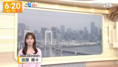 【画像】女子アナ、朝から胸の谷間を見せつける