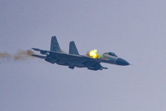 中国海軍のJ-15艦上戦闘機が対地実弾射撃訓練を実施！