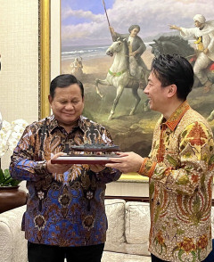 【小泉大臣】インドネシア大統領に戦艦三笠の模型をプレゼント…