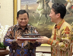 小泉防衛相、インドネシア大統領に戦艦三笠の模型をプレゼント！