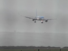 【神業動画】旅客機さん、お前らが思うより横向きで着陸【→】
