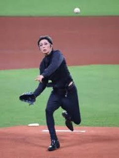 【悲報】GACKTさん「太ったらしいですね」への返答で53歳の肉体を披露してしまう