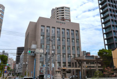 【悲報】ワイ、車に当て逃げされて警察に行くも『怪我がないから何もできない』と言われ無事死亡