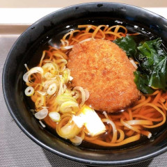 コロッケそばはなぜ人前で食べると恥ずかしいのか？