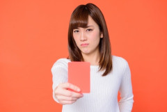 俺「何か俺に隠してることないか?」嫁「え?何それ?どしたの?」→証拠写真をぶちまけたら、嫁「違うの、そうじゃない、違うの、貴方の勘違い!」俺「じゃあ何が違うの?」