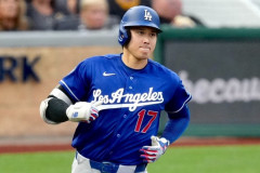 大谷翔平(2026)　打率.305 HR33 打点98 盗塁14 ops.979 15勝5敗 防御率1.06 IP165 奪三振180 war11.8ペース