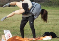 【画像】陽カップル、公園でパ〇チラプロレスｗｗｗ