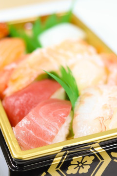 夫「孫の顔も見せられないくせになんで調子こいて寿司食ってんの？」妻「」