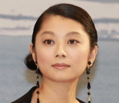 【画像】小池栄子（41）の水着グラビア、最高すぎるwwwww