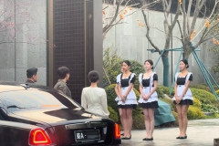 【画像】中国の金持ち、ガチで若いミニスカメイドがいる模様