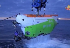 生物群がる鯨骨、インド洋の水深6789メートル…中国の有人潜水船「奮闘者」号で発見！