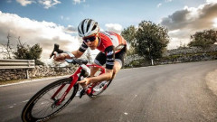 【悲報】たっかいロードレース自転車に乗ってた40代男性、対向車線はみ出した軽自動車と正面衝突して死亡