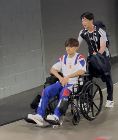 ◆速報◆日本代表MF久保建英、車椅子に乗ってスタジアムを去る