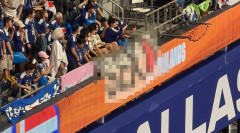 【W杯2026】日本代表サポーターが掲げた横断幕、見る角度によっては完全にアウトだと話題にｗｗｗｗｗｗｗ