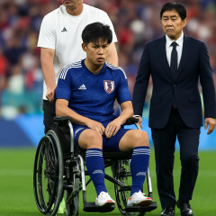 久保建英が車椅子で会場を後に… 左膝痛めプレー続行できず 森保監督は「軽傷願う」も状態懸念   #W杯 |  久保必要論不要論あるけど実際どっちなんだい？