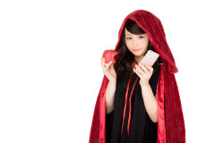居酒屋で飲んでタバコを吸ってたら赤子連れのママが「タバコ止めてもらえません？赤ちゃんいるんですよ？」だって。ここをどこだと思ってんだ？そもそも今は夜10時を過ぎてんだぞ？