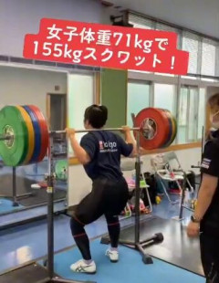 【衝撃】バーベル155kgでスクワットをする女性が現れるwww