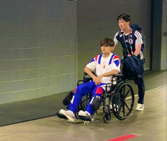 【悲報】オランダ戦相手タックルで交代した久保建英、車椅子姿でスタジアムを後にする