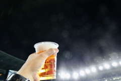 【悲報】W杯で「ビール1杯3500円」