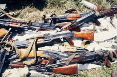 AK-47小銃ってこういう劣悪な環境でも動くし安いから売れるんだろうな！