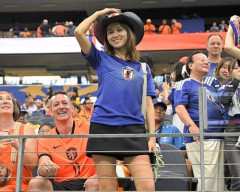 【困惑】FIFA公式、日本サポーターのごみ拾いを「リスペクトだ」と称賛