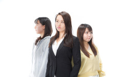 レジに並んでた嫁と姑。嫁が買い忘れで列を抜けた。姑が何か小声でつぶやいている。何言ってんだろ？と思ってたら急に「嫁の分際で私を無視するの！この石女！！」と私に罵声を