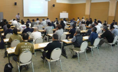 夫婦で「クマに遭遇し決めた」　秋田県で今年度最初の狩猟免許試験、58人受験　マタギ文化継承も