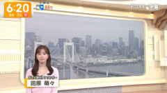 【画像】女子アナ、朝から胸の谷間を見せつける