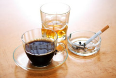 【悲報】酒・タバコ・コーヒーとかいう人間破壊する毒が何故か覇権取った理由