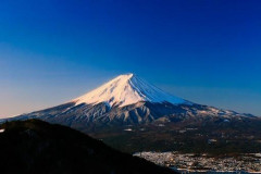 【悲報】市長「閉山期の富士山登山は禁止にしたい、地元として大迷惑だ」登山家「観光のエゴで閉めるな！」