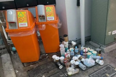 【悲報】外国人「W杯のゴミ拾いで日本人がホルホルしてるけど日本国内のスタジアムはこれな」