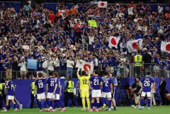 【悲報】W杯日本サポーターさん、またスタジアムのゴミ掃除をしてしまうｗｗｗｗｗｗｗｗｗｗ