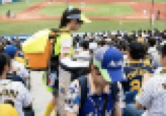 【悲報】韓国フェミ、日本フェミの間で野球場のビール売り子が女性憎悪的だと話題に...