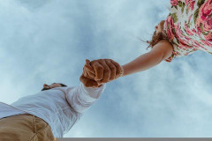 「良い大学入ってホワイト企業入って学生時代からの彼女と結婚するのが幸せ」←誰も教えてくれなかった