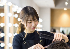 美容師(前の客)「キャッキャウフフ」美容師(ワイの時)「シーン」←これ・・・