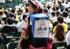【男女・職業】韓国と日本のフェミさんの間で野球場のビールの売り子が女性嫌悪だと話題に…