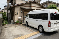 自宅から歩道にはみ出す大型ワゴン車、事故が起きたら誰の責任？