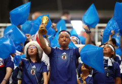 韓国人「FIFA公式も日本人サポーターを絶賛！W杯会場で青い袋を手に取った日本ファンの行動に世界が絶賛！」→「我々には絶対真似できない‥」