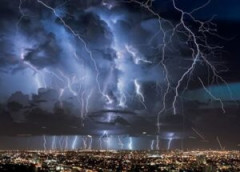 【動画】雷雨を撮影してた女性のスマホに雷がスマッシュヒット！！
