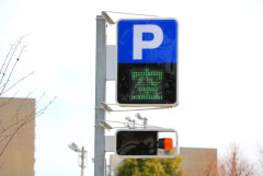 X民「とあるコインパーキングで車を出庫しようとしたら高額請求された。看板には明記されてない利用料金が発券機のとこにあった。消費生活センターに相談したわ」