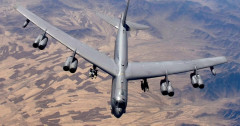 米軍のＢ５２爆撃機が墜落、乗員8人死亡か