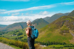60歳超えた人が北アルプス登る際はハイレベルの山岳保険加入義務化や登山計画書の審査などしてほしいところ