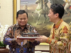 「帝国主義時代の軍艦」小沢一郎氏、小泉防衛相がインドネシア大統領に贈った戦艦模型を批判！