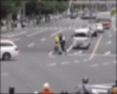 【動画】電動キックボーダーさん、二段階右折しなかったため白バイに捕まるWWWWWWWW