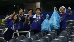 【悲報】サカ豚さん、W杯でゴミ拾いという伝統をアピールしたすぎてゴミ袋を応援グッズにし始めるｗｗ