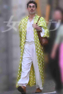 《思わず二度見した》平井堅(54)“昼間からキラッキラ”ド派手私服姿「ライムグリーンのドット柄」で友人たちと“ドリカム”歩き