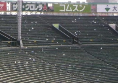 外国人「日本人がW杯のゴミ拾いしてるけど日本国内のスタジアムはこれなwww」