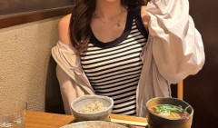 【画像】元NHK女子アナさん「インスタあげるから撮って、あ！ちょっと待ってね」←我々の想像を超えてくる