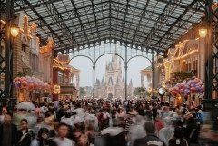 【悲報】ディズニー、チケットもフードも駐車場も値上げで「金の国」と言われてしまう